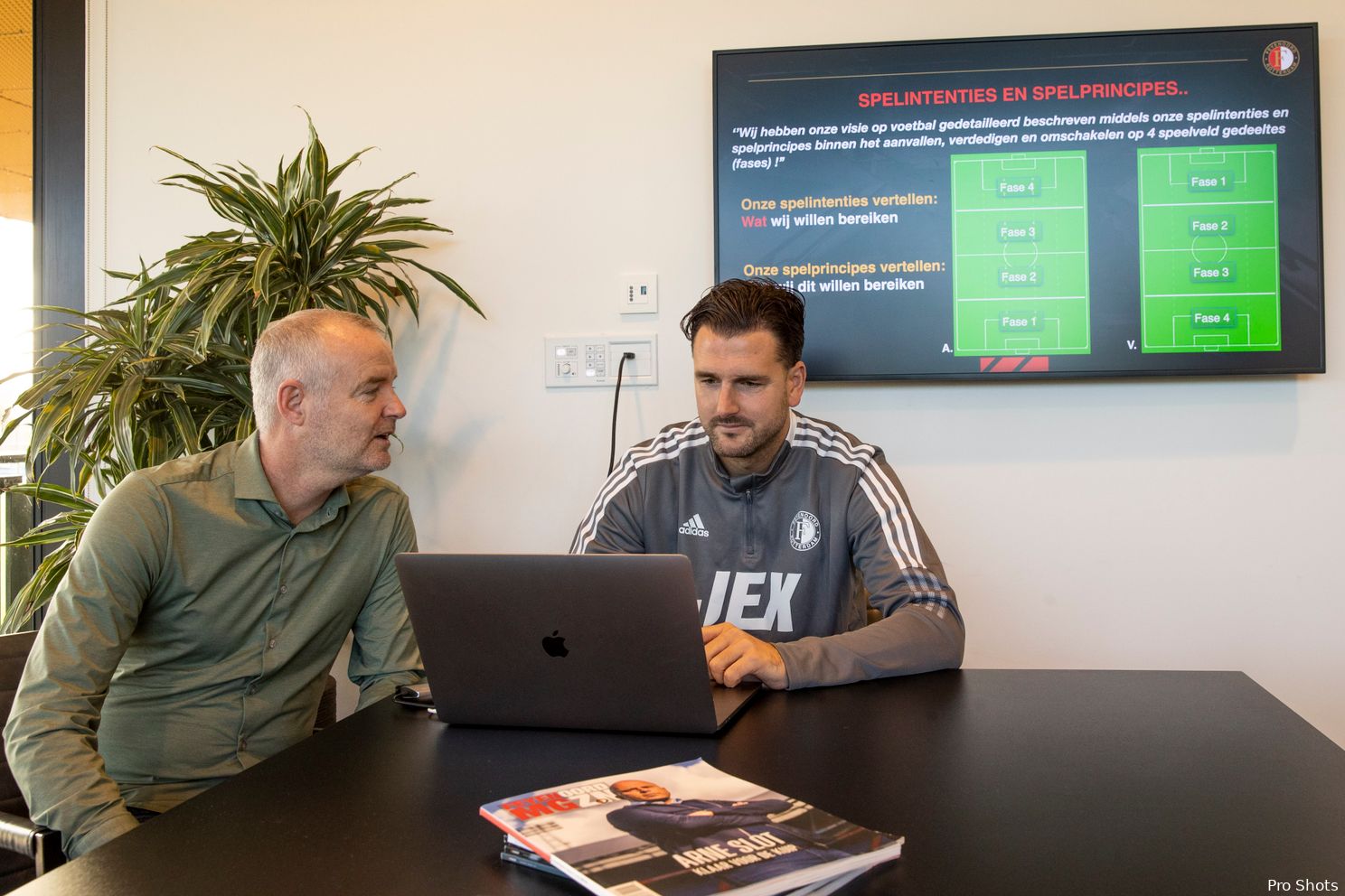 Coolen en Stam lichten voetbalvisie Feyenoord Academy toe